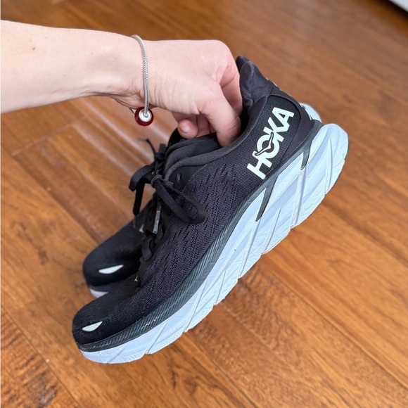 Hoka One One Clifton 8 Running Shoes Women’s Size 7B Black/White - Picture 5 of 10